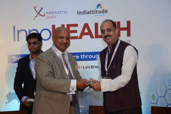 Brig(Hony) Dr Arvind Lal presenting a memento to Dr Ravi Gaur in session 2 at InnoHEALTH 2017 Brig(Hony) Dr Arvind Lal presenting a memento to Dr Ravi Gaur in session 2 at InnoHEALTH 2017
