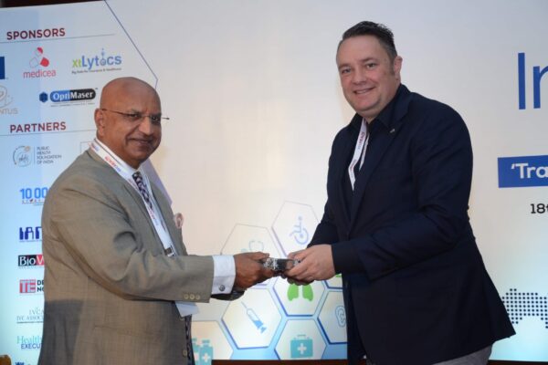 Brig(Hony) Dr Arvind Lal presenting a memento to Pieter Spee in session 2 of InnoHEALTH 2017 Brig(Hony) Dr Arvind Lal presenting a memento to Pieter Spee in session 2 of InnoHEALTH 2017