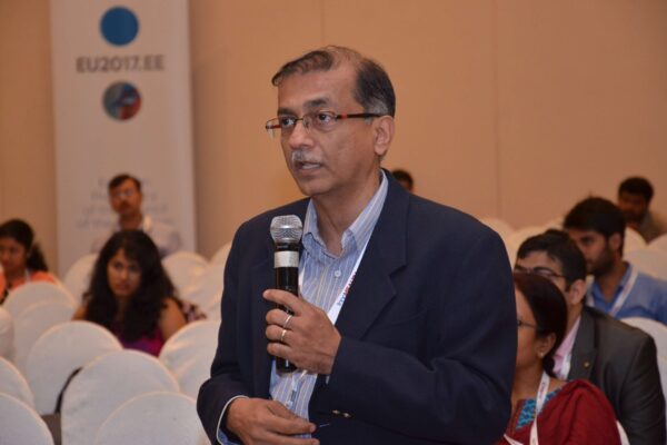 Attendee interacting with the panellists of session 3 at InnoHEALTH 2017 Attendee interacting with the panellists of session 3 at InnoHEALTH 2017