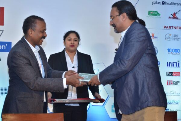 Dr S Venkataramanaiah presenting a memento to Santanu Biswas at InnoHEALTH 2017 Dr S Venkataramanaiah presenting a memento to Santanu Biswas at InnoHEALTH 2017