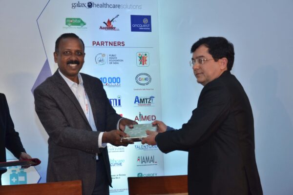Dr S Venkataramanaiah presenting a memento to Dr Mukesh Taneja at InnoHEALTH 2017 Dr S Venkataramanaiah presenting a memento to Dr Mukesh Taneja at InnoHEALTH 2017