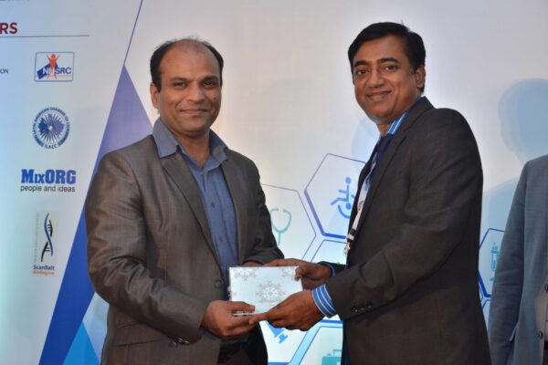 Rengarajan Iyengar presenting a memento to Amit Bhatnagar at InnoHEALTH 2017 Rengarajan Iyengar presenting a memento to Amit Bhatnagar at InnoHEALTH 2017