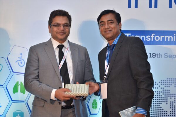 Rengarajan Iyengar presenting a memento to Deepak Mittal at InnoHEALTH 2017 Rengarajan Iyengar presenting a memento to Deepak Mittal at InnoHEALTH 2017