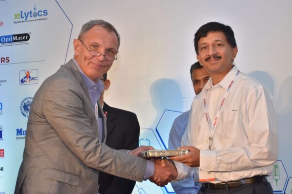 Dr Jaanus Pinaki presenting a memento to Sandipan Gangopadhyay at InnoHEALTH 2017 Dr Jaanus Pinaki presenting a memento to Sandipan Gangopadhyay at InnoHEALTH 2017