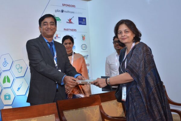 Rengarajan Iyengar presenting a memento to Dr Anjali Kaushik at InnoHEALTH 2017 Rengarajan Iyengar presenting a memento to Dr Anjali Kaushik at InnoHEALTH 2017
