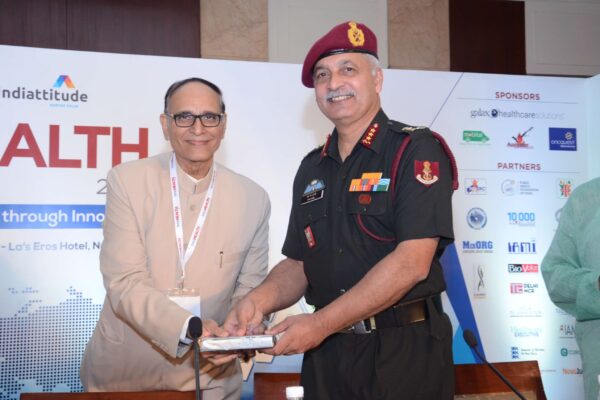 Dr V K Singh presenting memento to Lt Gen Manoj Kumar Unni Dr V K Singh presenting memento to Lt Gen Manoj Kumar Unni