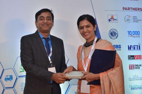 Rengarajan Iyengar presenting a memento to Dr Nimmi Rastogi at InnoHEALTH 2017 Rengarajan Iyengar presenting a memento to Dr Nimmi Rastogi at InnoHEALTH 2017