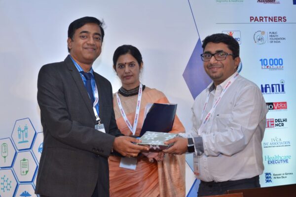 Rengarajan Iyengar presenting a memento to Dr Sanjay Sharma at InnoHEALTH 2017 Rengarajan Iyengar presenting a memento to Dr Sanjay Sharma at InnoHEALTH 2017