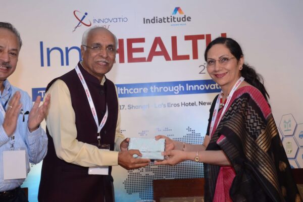 Dr Vijay Agarwal presenting a memento to Dr Arati Verma for session 1 at InnoHEALTH 2017 Dr Vijay Agarwal presenting a memento to Dr Arati Verma for session 1 at InnoHEALTH 2017