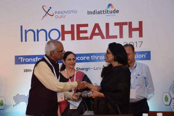 Dr Vijay Agarwal presenting a memento to Dr Arti Maria for session 1 at InnoHEALTH 2017 Dr Vijay Agarwal presenting a memento to Dr Arti Maria for session 1 at InnoHEALTH 2017