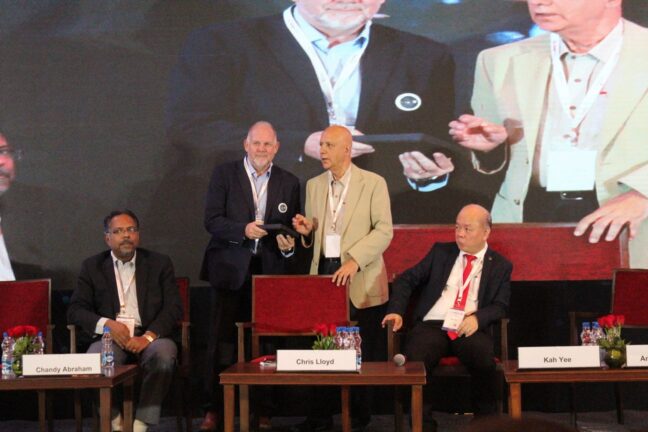 7. Dr Shiban Ganju presents a memento to Chris Lloyd at session of Innovations for hospitals at InnoHEALTH 2018 7. Dr Shiban Ganju presents a memento to Chris Lloyd at session of Innovations for hospitals at InnoHEALTH 2018