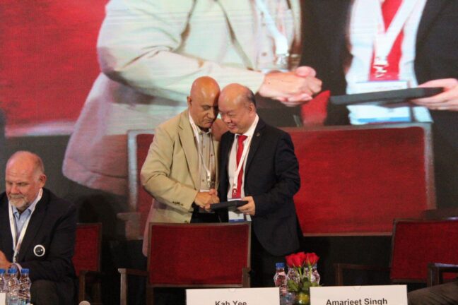 8. Dr Shiban Ganju presents a memento to KaH Yee at session of Innovations for hospitals at InnoHEALTH 2018 8. Dr Shiban Ganju presents a memento to KaH Yee at session of Innovations for hospitals at InnoHEALTH 2018