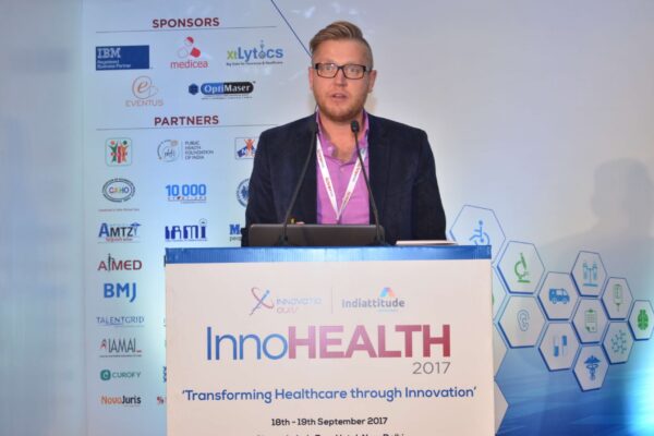 10.-Priit-Aigro-pitching-SmartDo-at-InnoHEALTH-2017