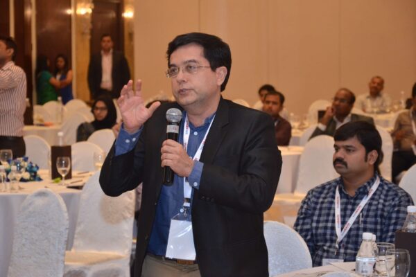 12.-Dr-Mukesh-Taneja-interacting-with-a-participant-of-session-9-at-InnoHEALTH-2017