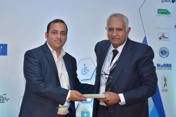 15.-Sachin-Gaur-presenting-a-memento-to-Adarsh-Sharma-at-InnoHEALTH-2017