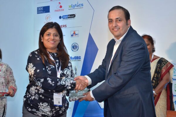 17.-Sachin-Gaur-presenting-a-memento-to-Prarthana-Gandhi-at-InnoHEALTH-2017