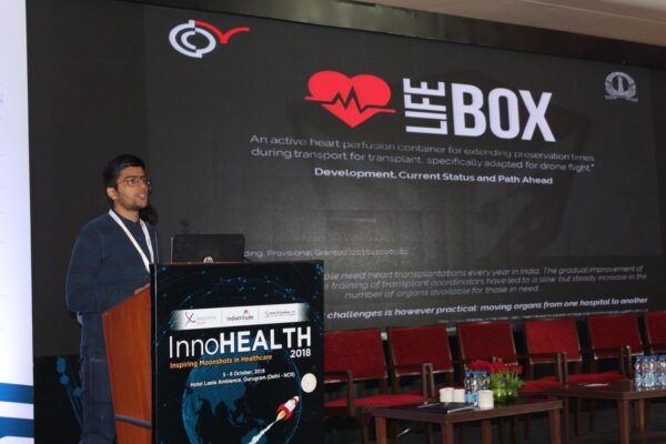 Deval-Karia-presents-his-innovation-on-LifeBox-in-the-Young-innovators-award-session-at-InnoHEALTH-2018