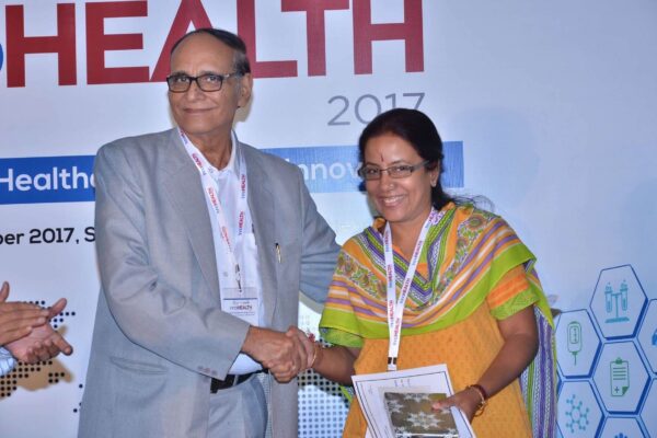 Dr-V-K-Singh-presenting-certificate-and-a-memento-to-Gayathree-Mohan-at-InnoHEALTH-2017