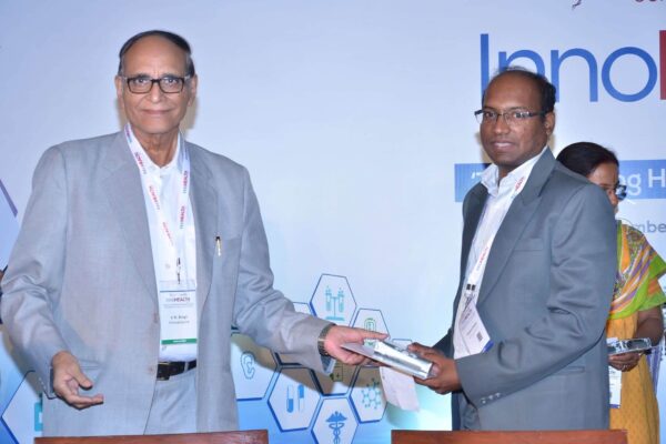 Dr-V-K-Singh-presenting-certificate-and-a-memento-to-Prasanna-Ganapa-at-InnoHEALTH-2017
