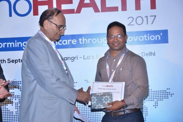 Dr-V-K-Singh-presenting-certificate-and-a-memento-to-Satya-Tapas-at-InnoHEALTH-2017