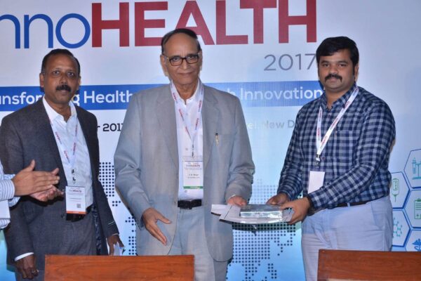 Dr-V-K-Singh-presenting-certificate-and-a-memento-to-Sri-Harsha-at-InnoHEALTH-2017