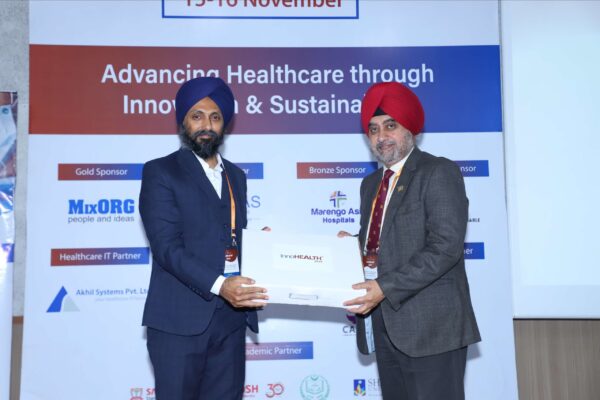 19. Dr. Tavpritesh Sethi from IIIT Delhi presenting memento of appreciation to Maj Gen Dr. Jagtar Singh, VSM [Veteran] from AHA India in inaugural session at InnoHEALTH 2024