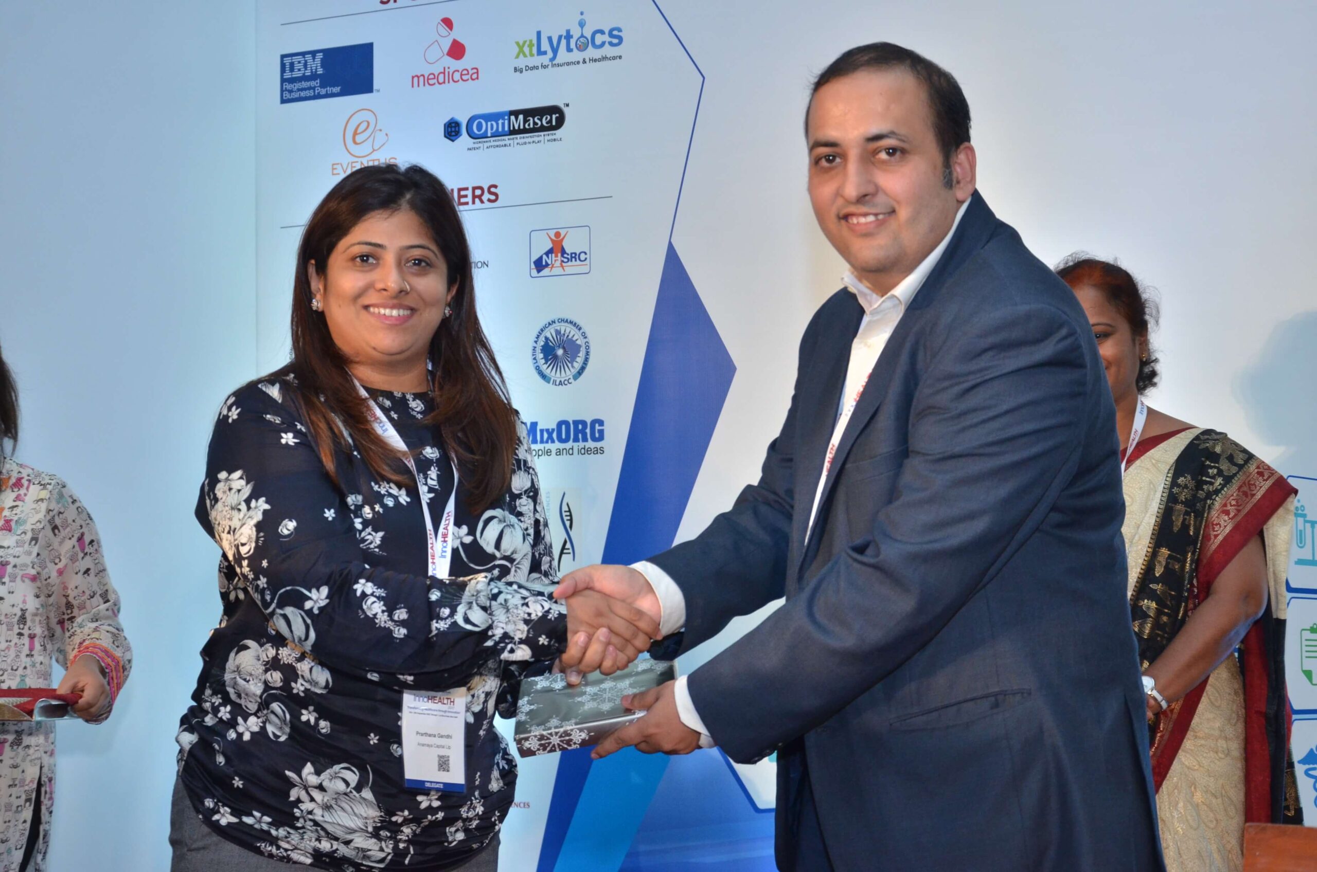 Sachin-Gaur-presenting-a-memento-to-Prarthana-Gandhi-at-InnoHEALTH-2017-scaled