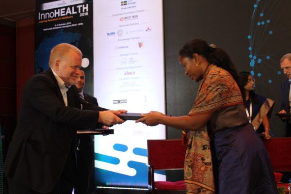 11. Iris Ohrn receives a memento from Prof Paul Lillrank at InnoHEALTH 2018 - India EU collaboration in health sector - Startup opportunities and challenges