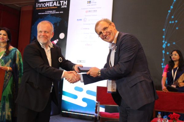 13. Dr Jaanus Pikani receives a memento from Prof Paul Lillrank at InnoHEALTH 2018 - India EU collaboration in health sector - Startup opportunities and challenges