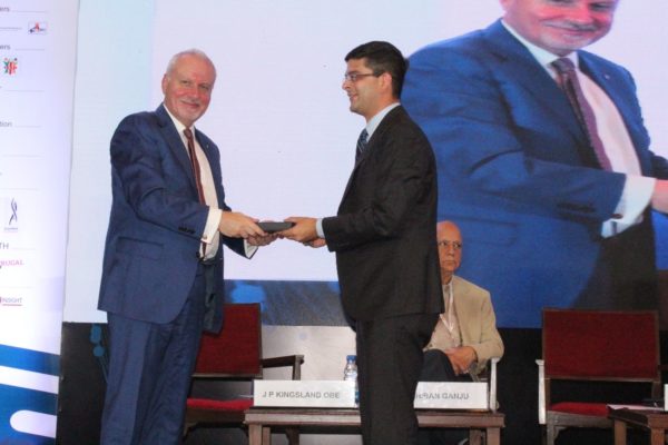 7. Prerak Sethi presents a memento to Dr James P Kingsland OBE in session 2 on Achieving universal health coverage, insurance led innovations and AYUSH at InnoHEALTH 2018