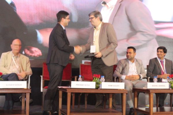 8. Prerak Sethi presents a memento to Dr Ram Gulati in session 2 on Achieving universal health coverage, insurance led innovations and AYUSH at InnoHEALTH 2018