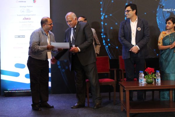 2.-Appreciation-received-by-a-participant-in-the-company-pitching-session-at-InnoHEALTH-2018
