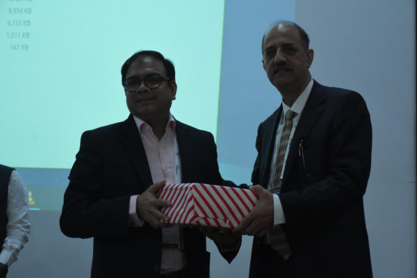 Dr Amit Raj receiving memento from Dr Ravi Gaur in Digital Health Services for Non Communicable Diseases - Preventive Health Care session @ InnoHEALTH 2022