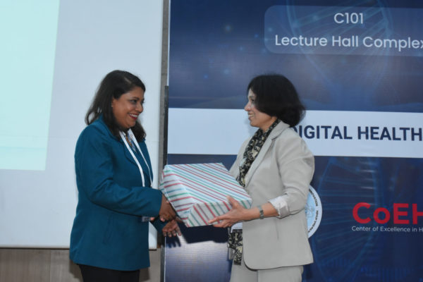 Dr Debleena Bhattacharya receiving memento from Dr Sunita Chauhan in InnovateHER- Inspiring Women Leaders in Digital Health session @ InnoHEALTH 2022