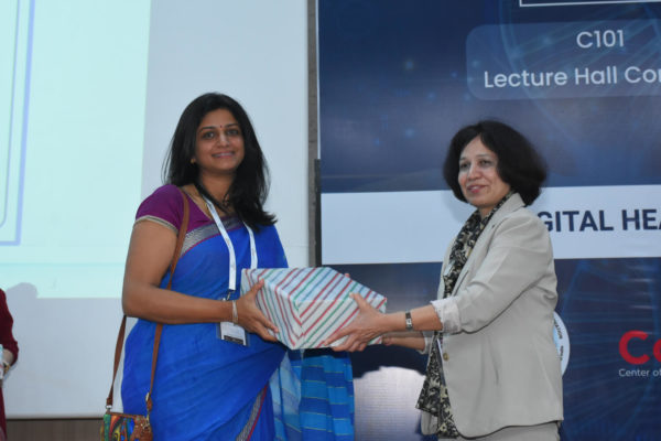 Dr Gitanjali Yadav receiving memento from Dr Sunita Chauhan in InnovateHER- Inspiring Women Leaders in Digital Health session @ InnoHEALTH 2022