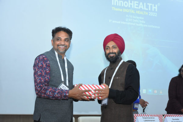 Dr Gopichandran Lakshmanan receiving memento from Dr Tavpritesh Sethi in Preparing Indian Healthcare workers for Digital Services session @ InnoHEALTH 2022