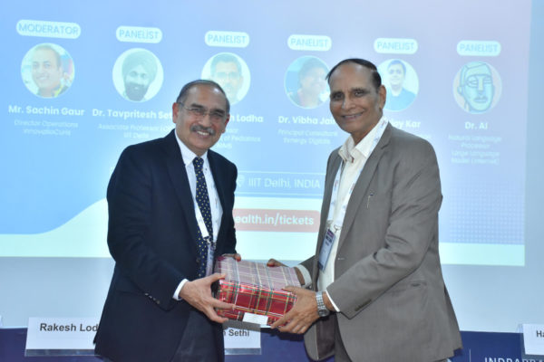 Dr Harsh Mahajan receiving memento from Dr V K Singh in AI - SaMD implementation challenges and opportunities session @ InnoHEALTH 2022