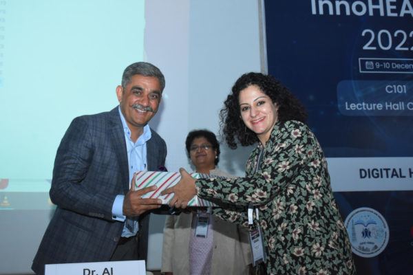 Dr Hemant Kumar receiving memento from Ms Brahmajyot Dhillon in Getting Healthcare Data Right session @ InnoHEALTH 2022