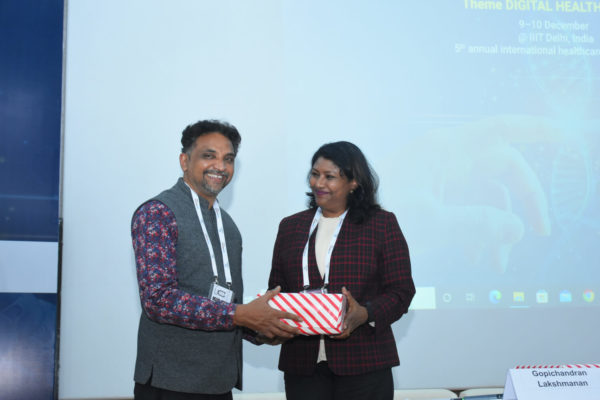Dr Lekha Vishwanathan receiving memento to Dr Gopichandran Lakshmanan in Preparing Indian Healthcare workers for Digital Services session @ InnoHEALTH 2022