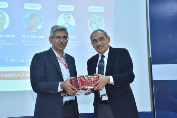Dr Rakesh Lodha receiving memento from Dr Harsh Mahajan in AI - SaMD implementation challenges and opportunities session @ InnoHEALTH 2022
