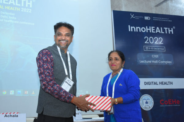 Dr Raminder Kalra receiving memento to Dr Gopichandran Lakshmanan in Preparing Indian Healthcare workers for Digital Services session @ InnoHEALTH 2022