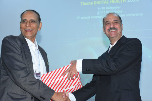 Dr Ravi Gaur receiving memento from Dr V K Singh in Digital Health Services for Non Communicable Diseases - Preventive Health Care session @ InnoHEALTH 2022