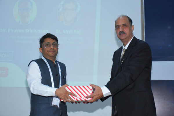 Dr Sanjay Sharma receiving memento from Dr Ravi Gaur in Digital Health Services for Non Communicable Diseases - Preventive Health Care session @ InnoHEALTH 2022