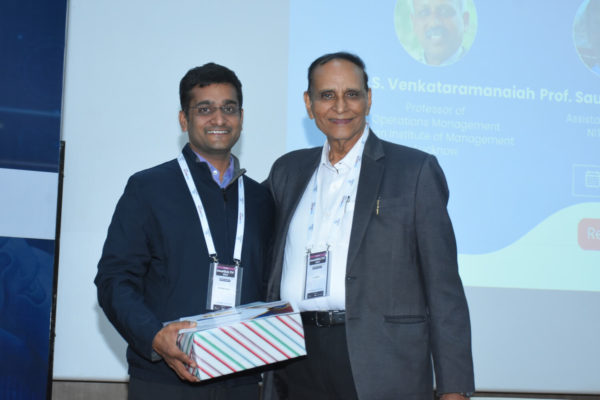 Dr Saurabh Gupta receiving memento from Dr V K Singh in ALVL Foundation IC Young Innovator's Award session @ InnoHEALTH 2022