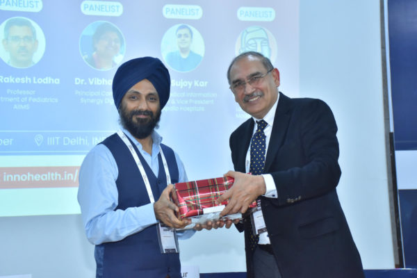Dr Tavpritesh Sethi receiving memento from Dr Harsh Mahajan in AI - SaMD implementation challenges and opportunities session @ InnoHEALTH 2022