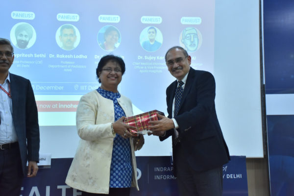 Dr Vibha Jain receiving memento from Dr Harsh Mahajan in AI - SaMD implementation challenges and opportunities session @ InnoHEALTH 2022