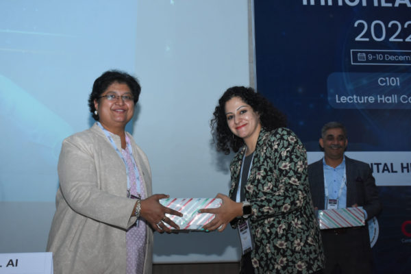 Dr Vibha Jain receiving memento from Ms Brahmajyot Dhillon in Getting Healthcare Data Right session @ InnoHEALTH 2022