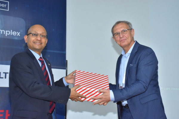 Dr. Jaanus Pikani receiving memento from Prof Ranjan Bose in Inaugural @ InnoHEALTH 2022in Inaugural @ InnoHEALTH 2022