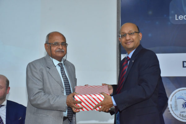 Dr. R K Srivastava receiving memento from Prof Ranjan Bose in Inaugural @ InnoHEALTH 2022