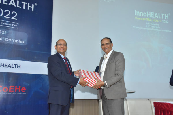 Dr. V K Singh receiving memento from Prof Ranjan Bose in Inaugural @ InnoHEALTH 2022
